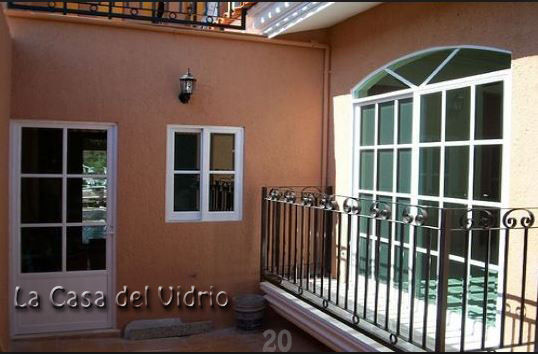 Cuadricula blanca con vidrio tintez