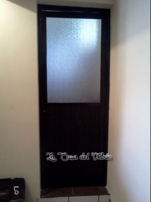 Puerta de aluminio en serie 200 con vidrio chino