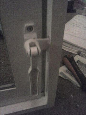 10) Chapa de la ventanita de la casa del perro
