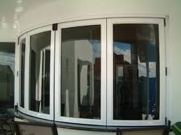 vidrio curvo y aluminio blanco